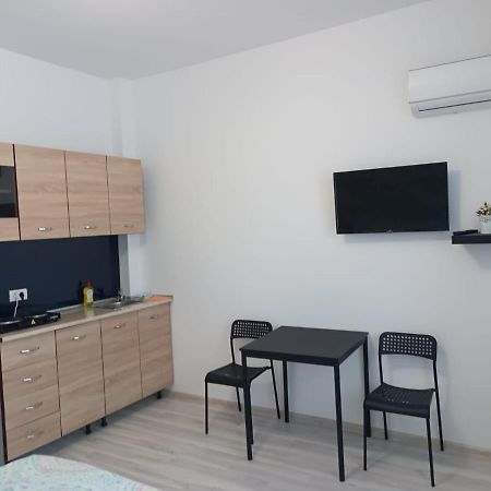 Central Comforts Apartments Bukares Bagian luar foto